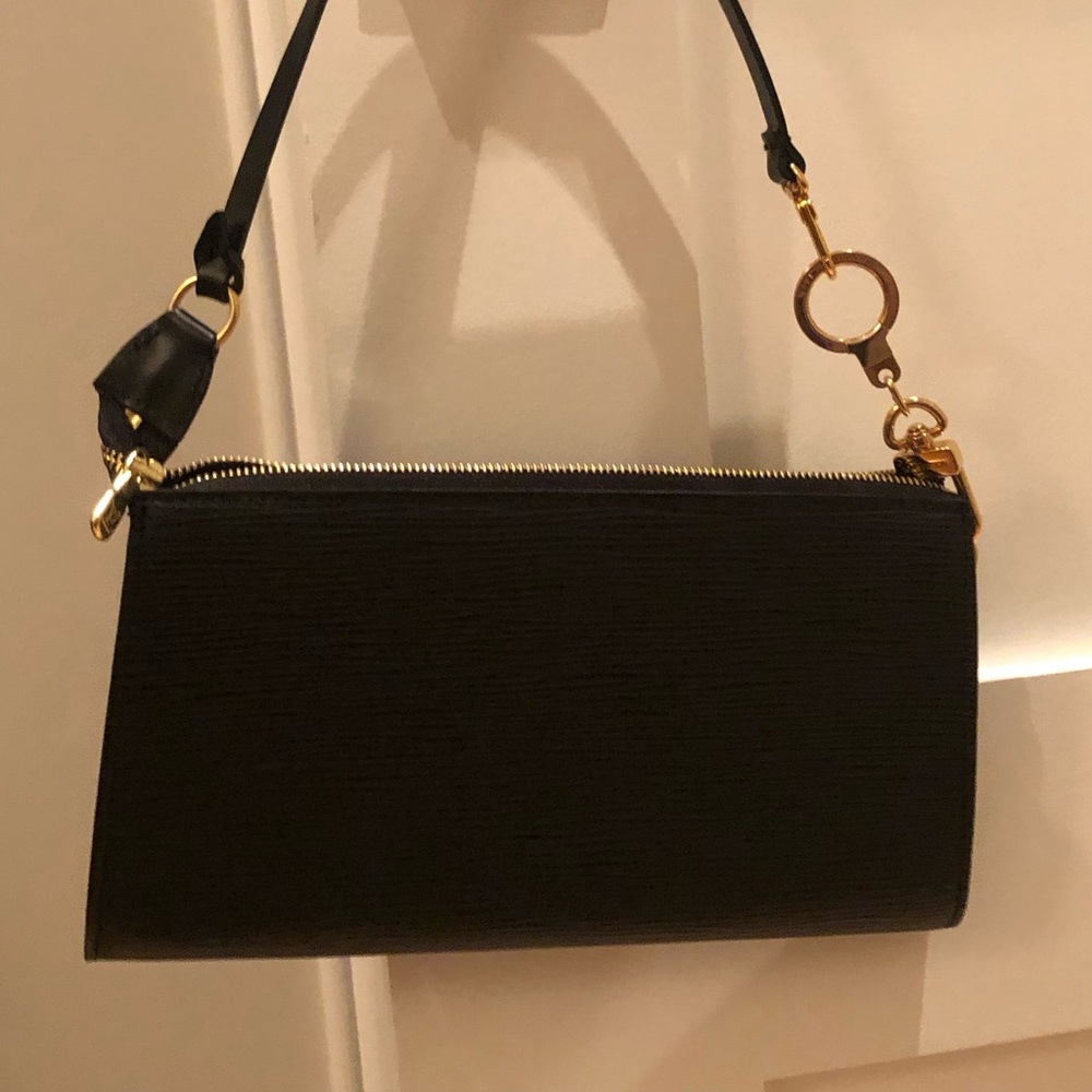 LV black pochette bag💵 - Picture 2 of 5